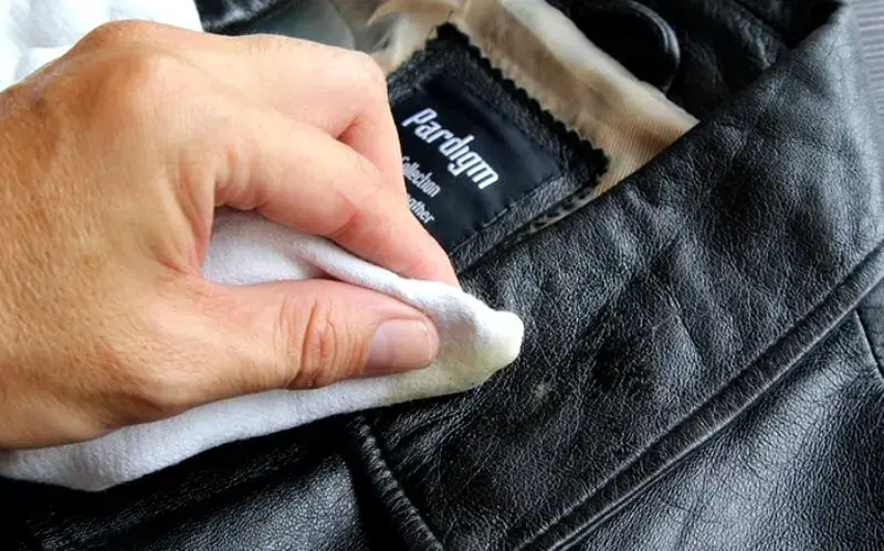 Áo da nên được vệ sinh tỉ mỉ, tránh ánh nắng (Ảnh: bTaskee)