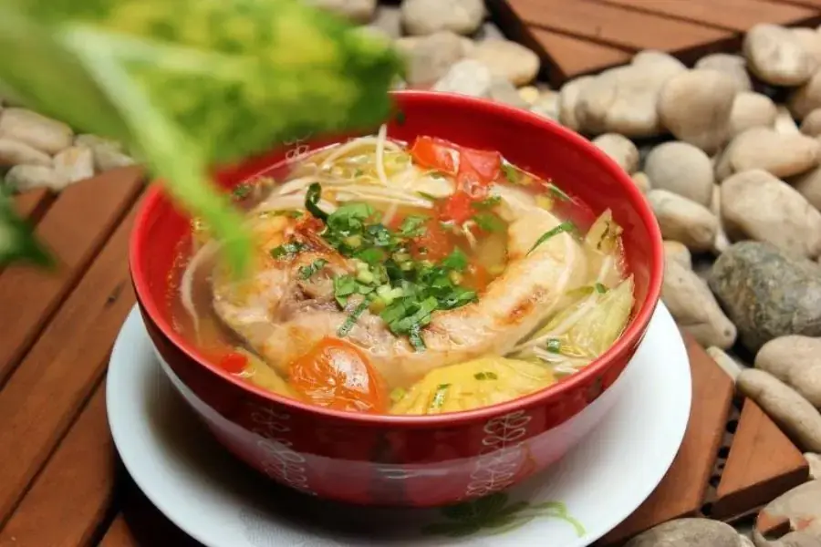 Canh chua cá chình là món canh thanh mát rất được ưa chuộng.