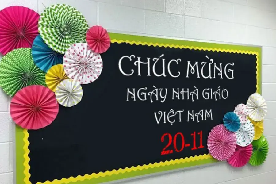 Trang trí bảng lớp ngày Nhà giáo Việt Nam hút mắt từ bông hoa làm từ giấy màu.