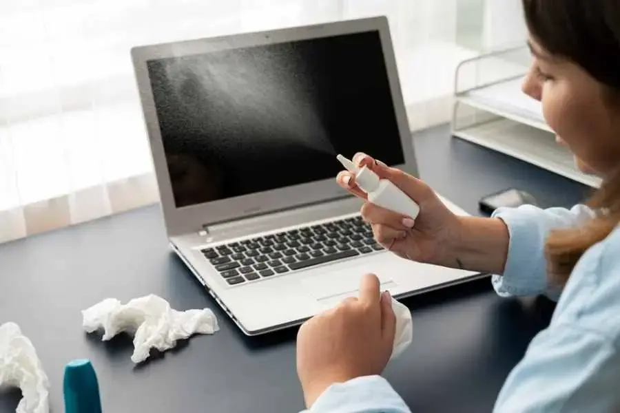 Sử dụng các dung dịch chuyên dụng để làm sạch màn hình laptop