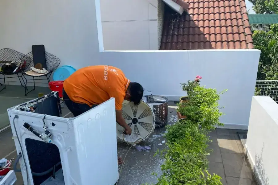 Vệ sinh máy giặt thường xuyên để hạn chế gặp phải tình trạng lỗi.