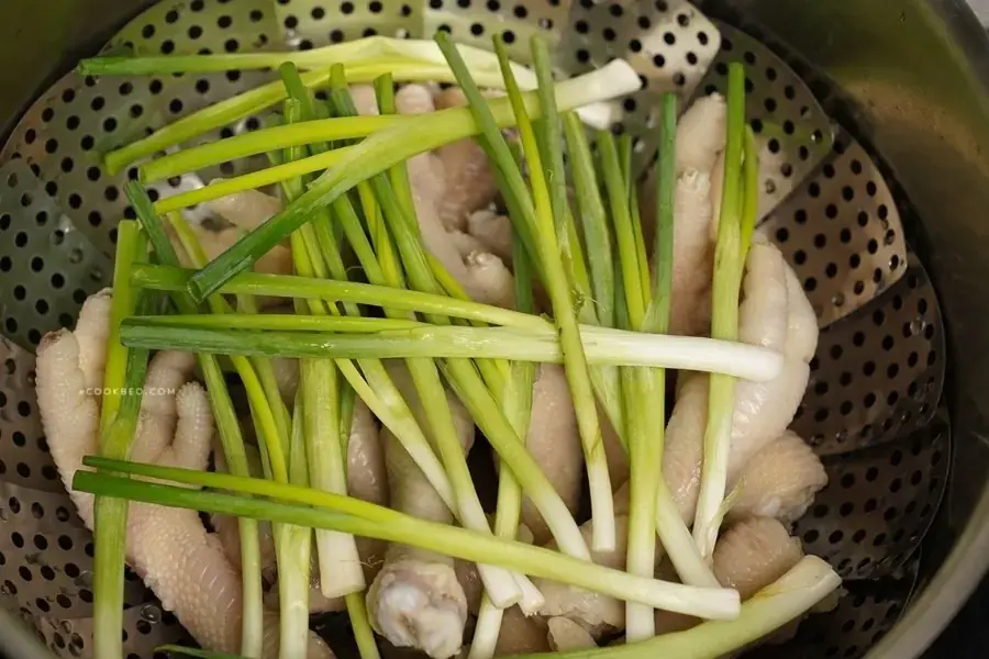Hấp chân gà với hành
