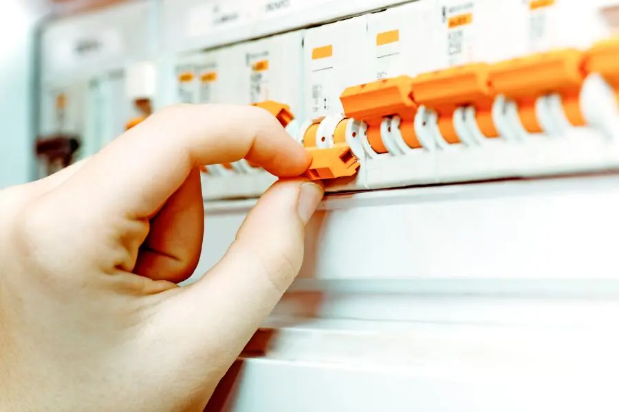 Tắt nguồn điện trước khi kiểm tra điều hoà.