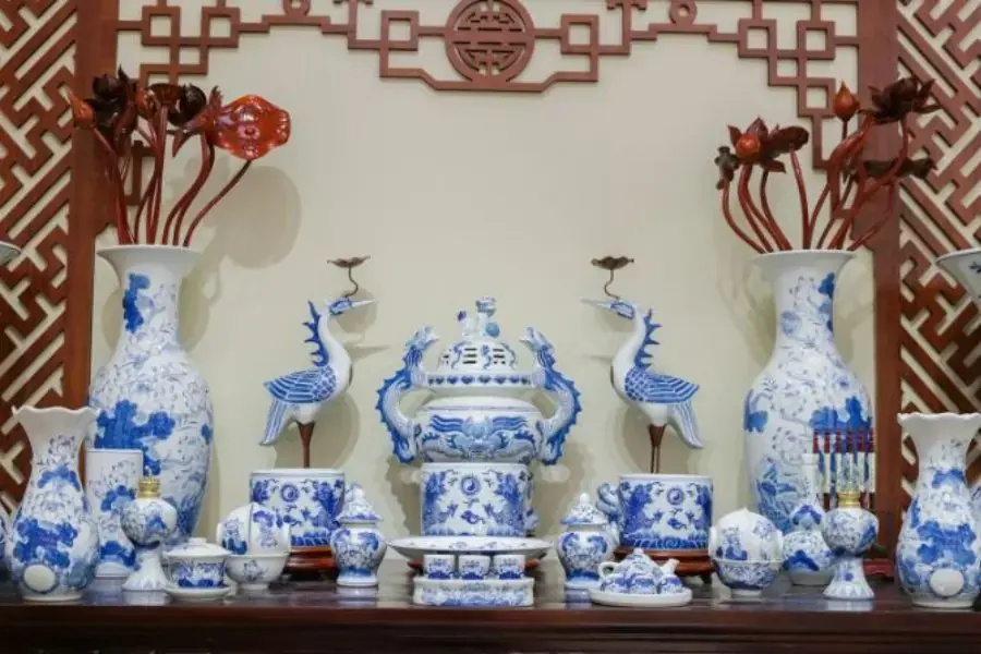 Sau khi lau dọn bàn thờ xong sắp xếp lại vật dụng và khấn vái lần nữa