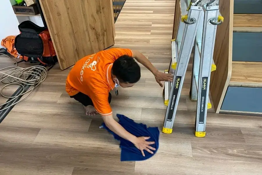 Dọn dẹp lại khu vực đã vệ sinh máy lạnh.