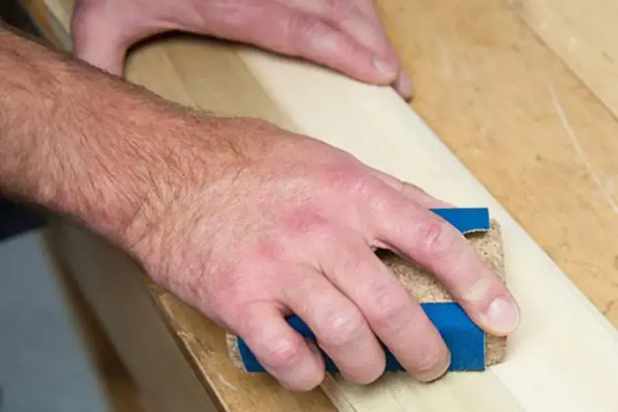 Làm mịn bề mặt gỗ pallet tránh làm hư hỏng các gối, nệm,...