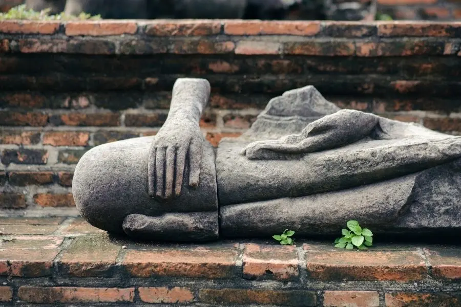 Tượng Phật, Thần linh bị sứt mẻ, vỡ nát.