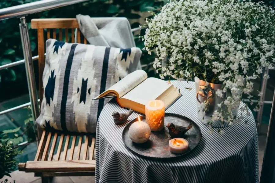 Trang trí ban công thành góc đọc sách
