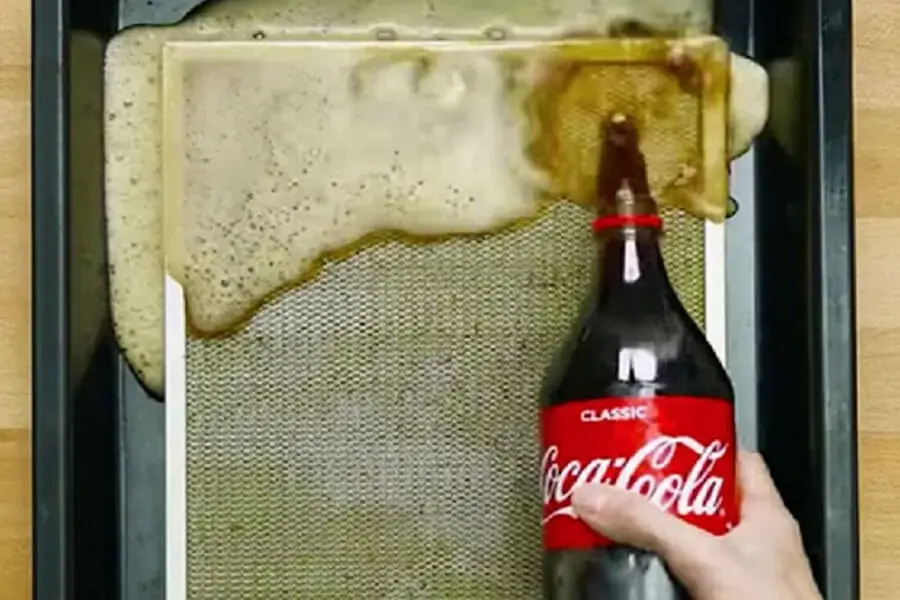 Ngâm lưới lọc máy hút mùi trong coca cola sẽ giúp làm sạch, tẩy đi vết dầu mỡ bám hiệu quả hơn (nguồn: Bánh hóa Xanh)