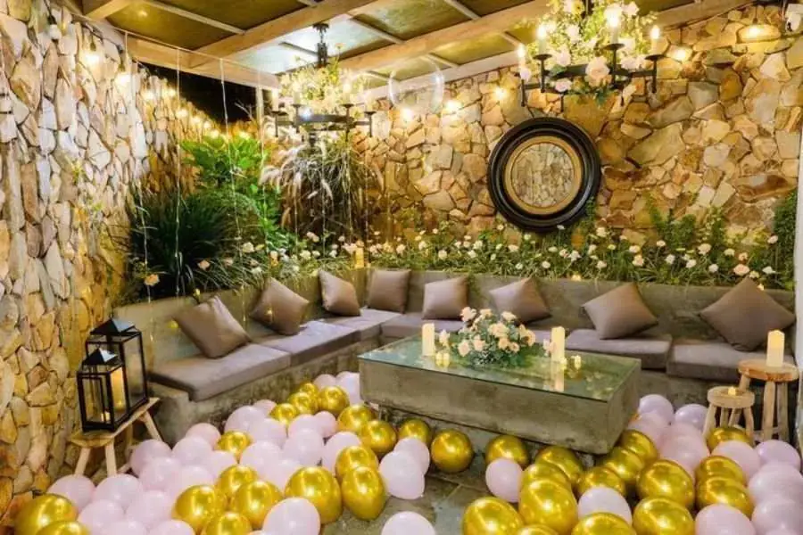 Chọn địa điểm decor sinh nhật tại nhà hàng có không gian riêng tư.