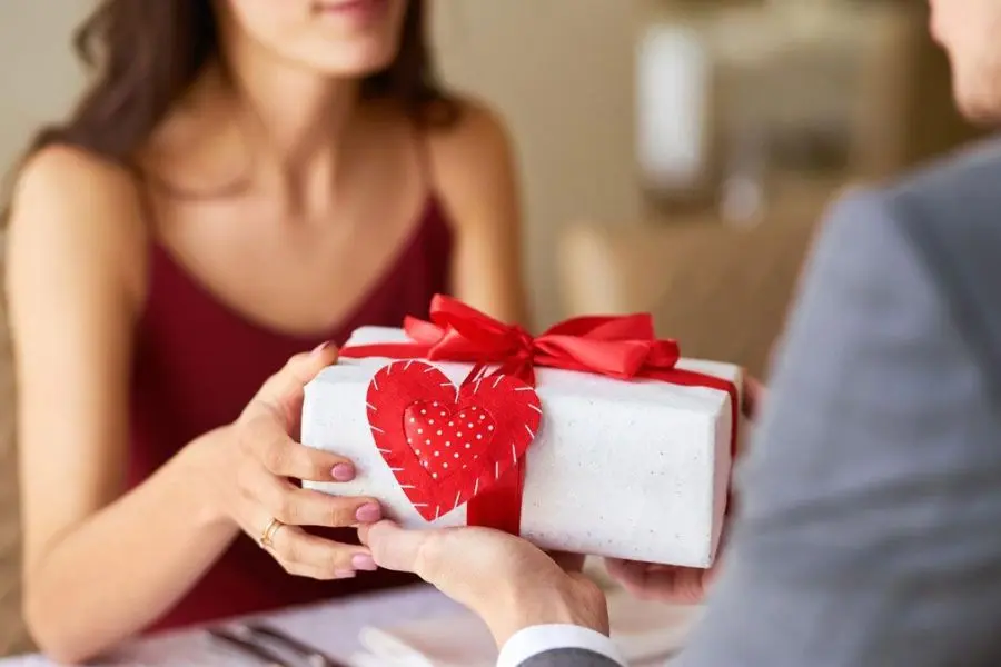 White Valentine có ý nghĩa hồi đáp cho ngày Valentine đỏ.
