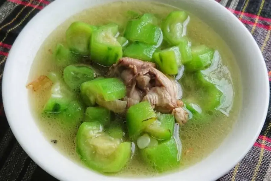Canh mướp thịt gà cho bữa trưa nóng bức