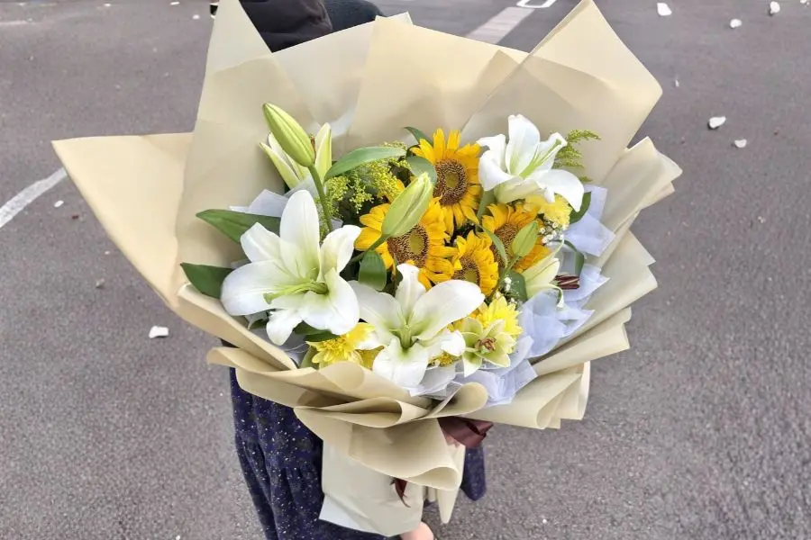 Mẫu bó hoa hướng dương phối hoa ly thể hiện tình yêu thương và lời chúc phúc