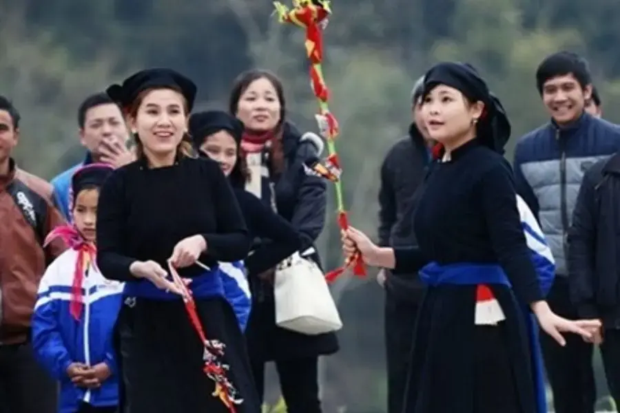 Trò chơi ném tung còn của người dân tộc Thái, Mường.