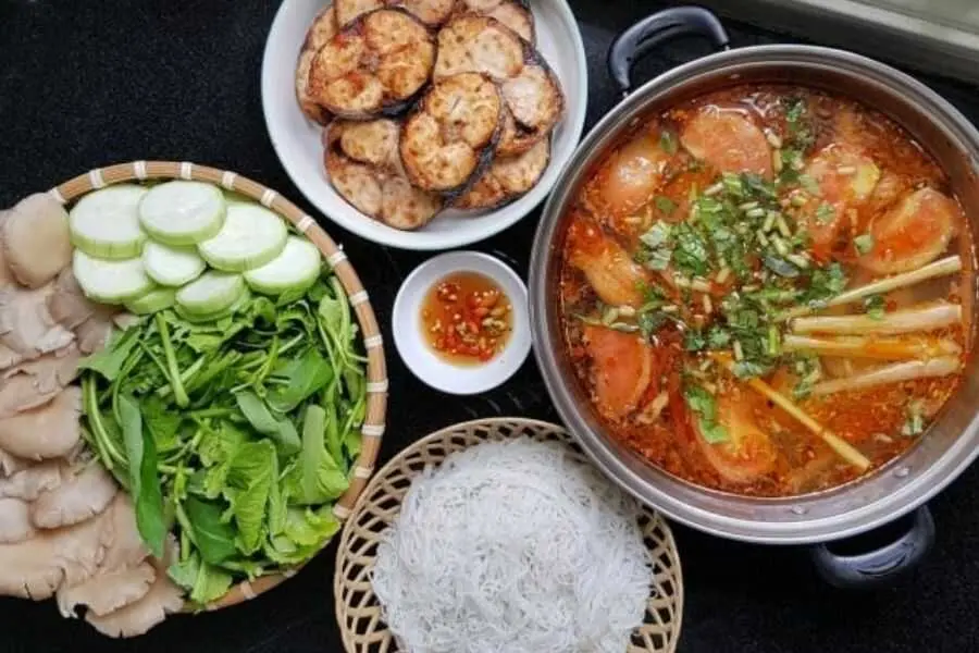 Cá thu nấu lẩu chua cay là sự kết hợp giữa thịt cá săn chắc cùng nước lẩu đậm vị.
