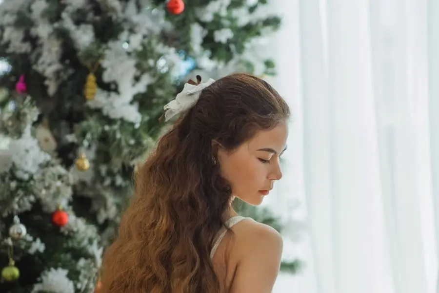 Chụp góc nghiêng để khoe khuôn mặt xinh xắn của chị em.