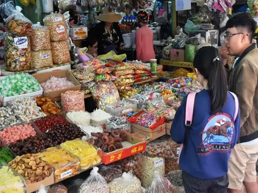 Thị trường dịp Tết luôn nhộn nhịp, nhất là với những người cần chuẩn bị bánh kẹo ngày Tết và các loại thực phẩm đón Tết khác.