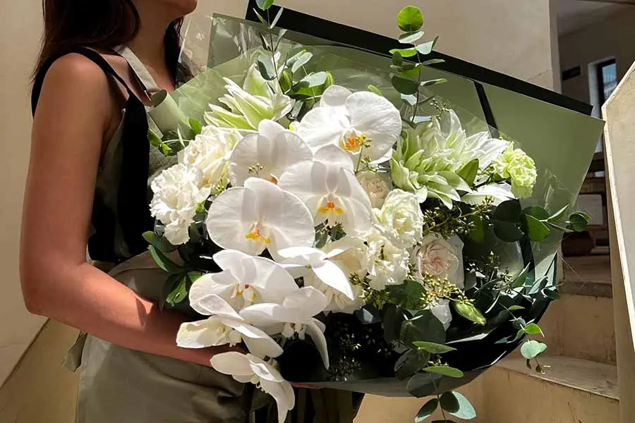 Tặng hoa 20 11 đến thầy cô ý nghĩa nhất chính là ở tấm lòng của học trò.