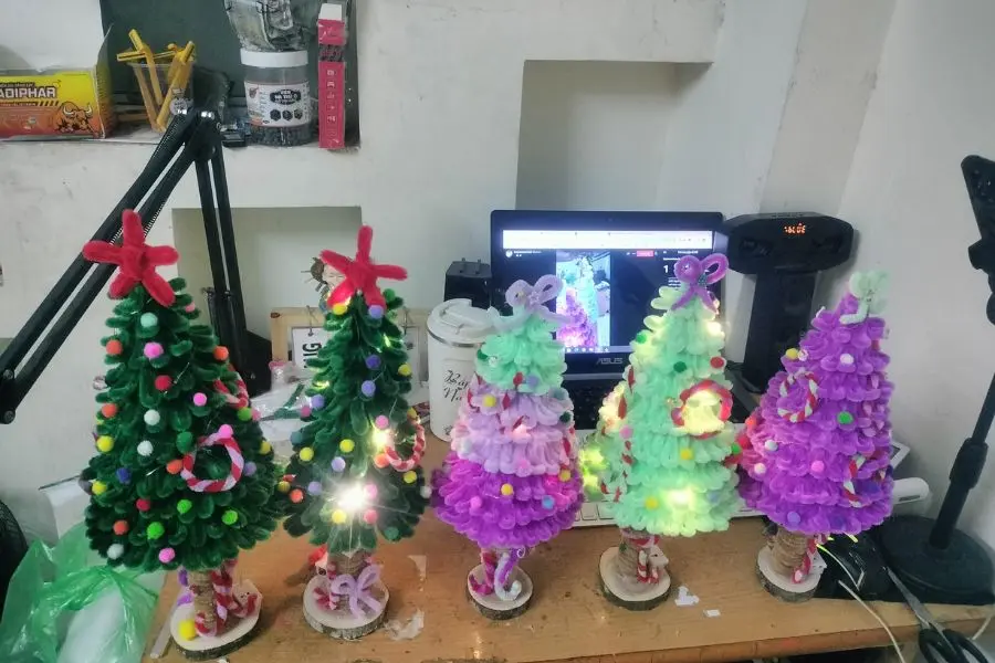 Để cây Noel thêm lung linh bạn có thể gắn thêm đèn Led.