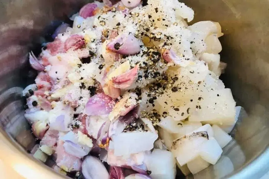 Ướp nguyên liệu làm chả mực