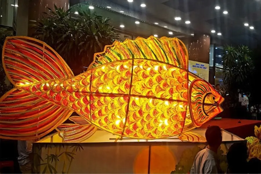 Các bé sẽ thích thú với đèn lồng cá chép siêu to khổng lồ, phù hợp để trưng bày.