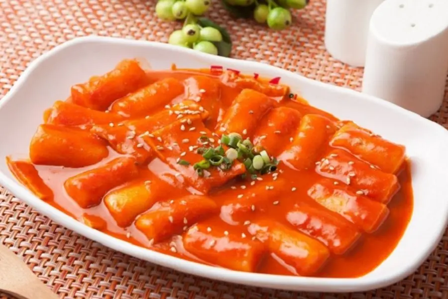 Dĩa bánh gạo cay mới ra lò