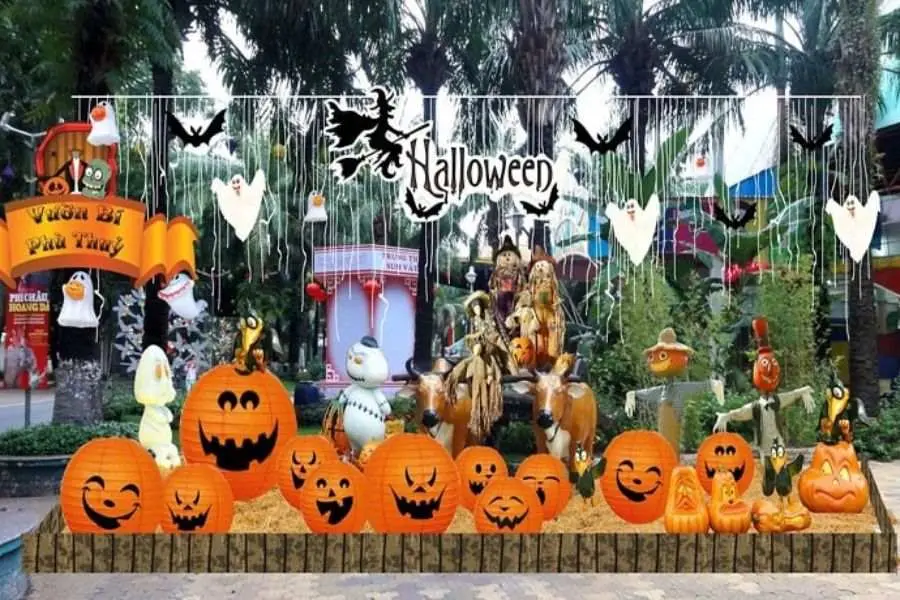 Decor mặt tiền quán cà phê với phông giấy Halloween.