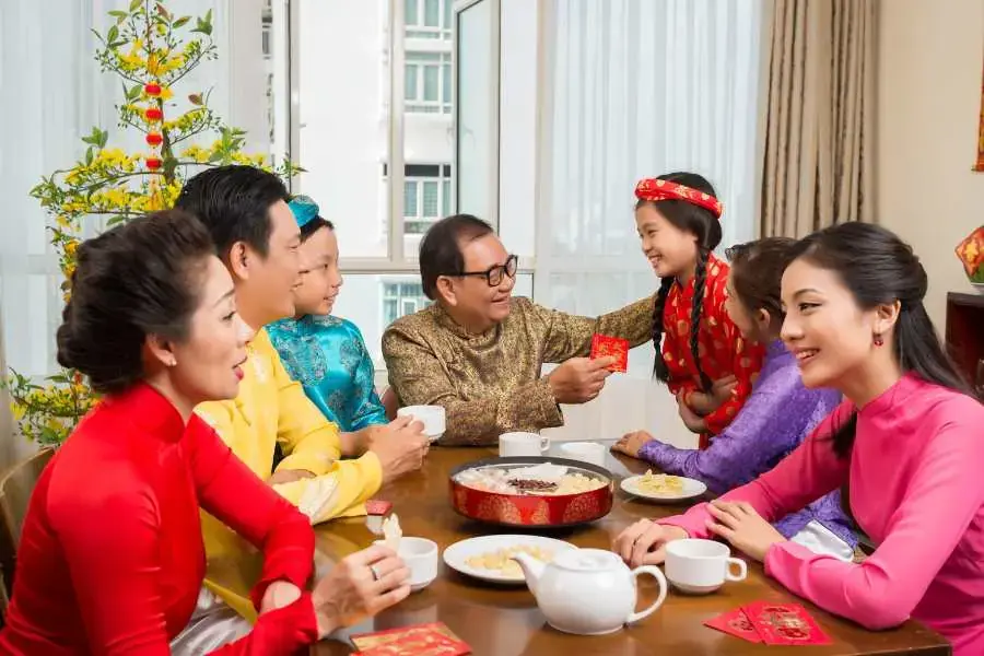 Ý nghĩa của việc trang trí tết ngoài trời ở Việt Nam.