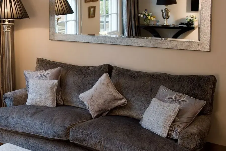 Theo phong thủy thì cấm kỵ việc đặt gương trang trí phía sau ghế sofa