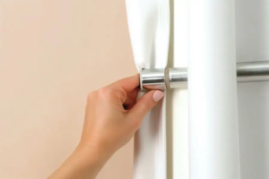 Cố định thanh gài ngang của khung màn