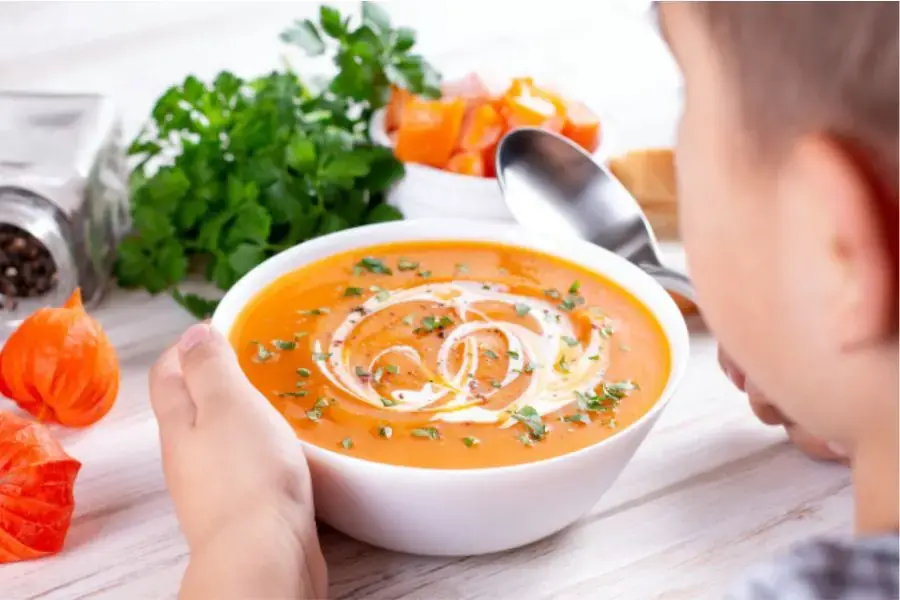 Không nên cho bé ăn quá nhiều đạm để tránh bị khó tiêu, đau bụng, táo bón