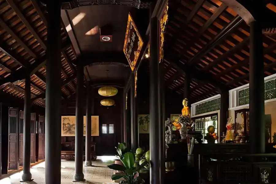Nhà xây dựng với nhiều cột trụ gỗ