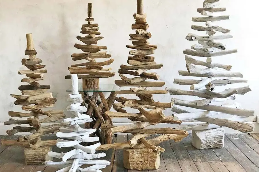 Bạn ghép các khúc gỗ lại thành khung cây thông.