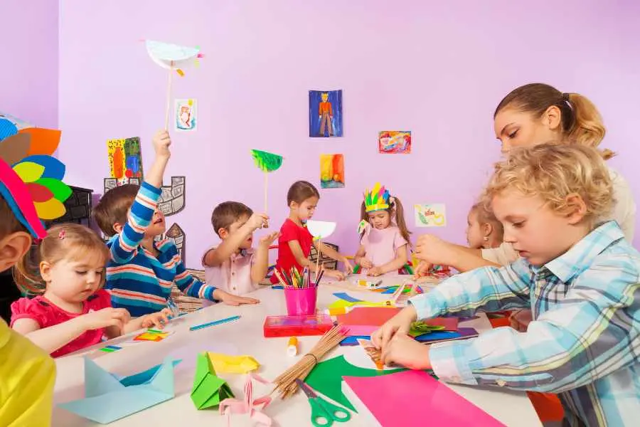 Góc xé dán, trang trí rèn luyện sự tỉ mỉ và tinh thần làm việc nhóm cho các bé.
