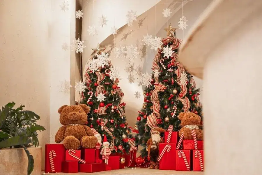 Có rất nhiều quán cafe decor chủ đề Noel cực lung linh.