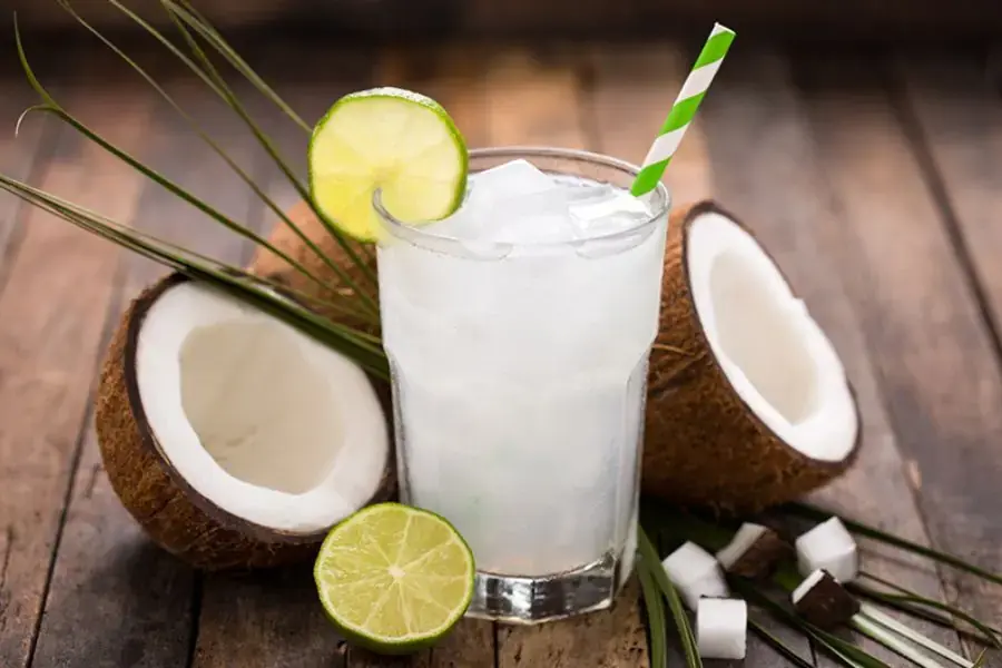 Nước dừa tươi thanh mát, hỗ trợ giảm cân.