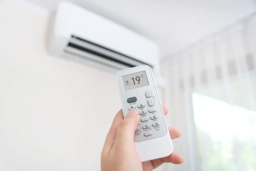 Lưu ý không nên bấm mạnh, liên tục phím trên remote để tránh bị liệt, đơ