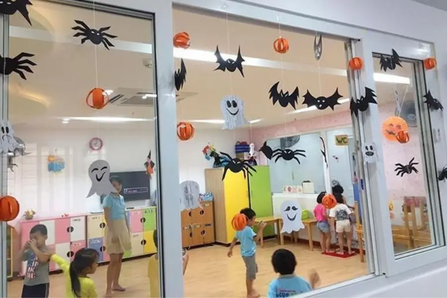 Trang trí Halloween bằng decal dán kính trên cửa sổ.