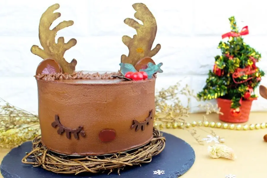 Bánh mousse socola con hươu với cách tạo hình vô cùng đáng yêu, ngộ nghĩnh.