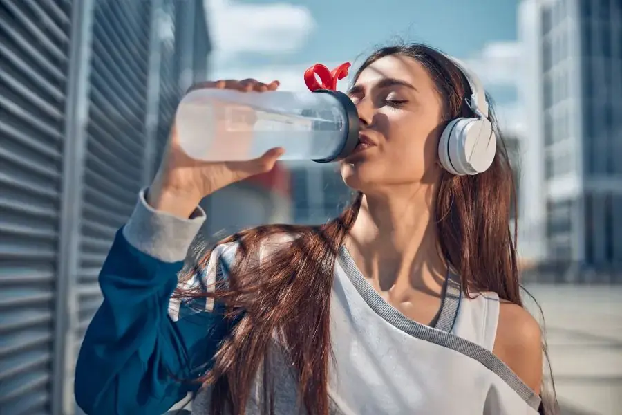 Hãy uống 1.5 - 2 lít nước mỗi ngày, bổ sung đầy đủ cho cơ thể