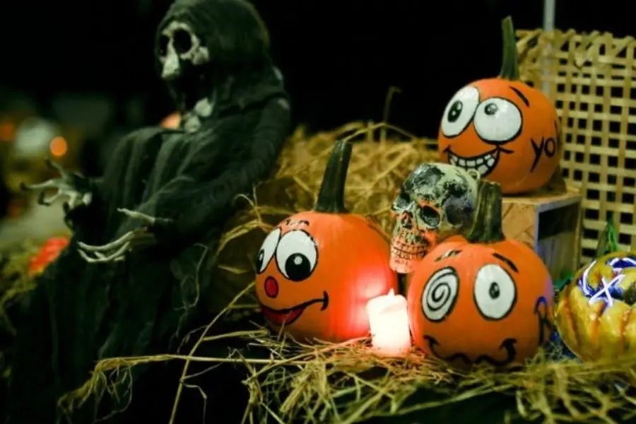 Ý tưởng trang trí Halloween với rơm rạ và bí ngô.