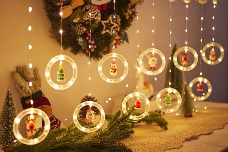 Ý tưởng trang trí cửa hàng bằng dây đèn led đi kèm cùng mô hình ông già Noel, cây thông, tuần lộc và người tuyết.