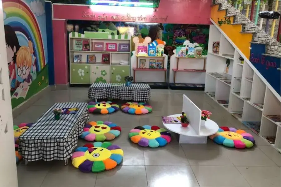 Góc thư viện được trang bị thêm các đồ dùng cần thiết
