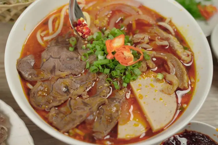 Bún bò Huế đậm đà là món ăn rất phổ biến tại Việt Nam