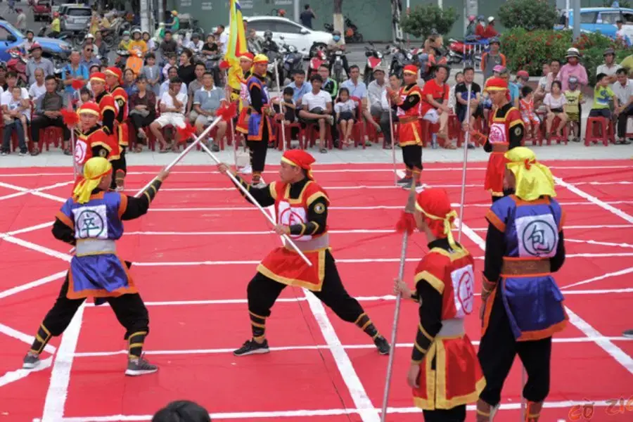 Trò chơi đánh phết diễn ra vào ngày hội xuân ở đồng bằng Bắc Bộ.