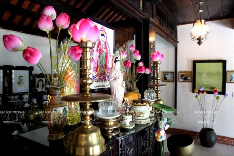 Hoa sen thanh khiết, cao quý, thích hợp để chưng bàn thờ những ngày đầu năm.