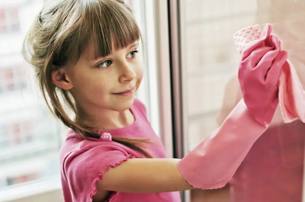 Nên chọn ngày nhiều mây hoặc không quá nóng để lau cửa kính (ảnh: oncealittlegirl)