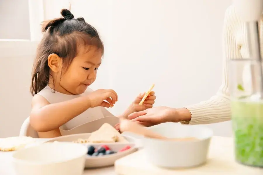 Để bé làm quen với món ăn khi ăn dặm