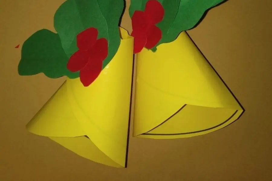 Làm chuông giấy bằng cách gấp tròn