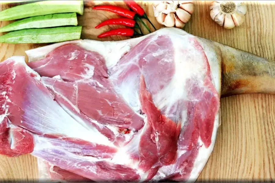 Chọn những miếng thịt dê có màu sắc tươi sáng, gân thịt đều, lớp da mỏng